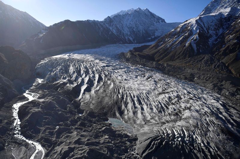 &copy; Reuters. El glaciar Chiatibo en la cordillera del Hindu Kush se ve en Pakistán, 16 de octubre de 2019. Neil Hall/Pool vía REUTERS/File Photo