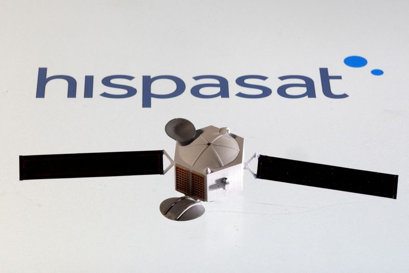&copy; Reuters. FOTO DE ARCHIVO: Un modelo a escala de un satélite junto al logotipo de Hispasat en esta imagen de ilustración tomada el 4 de abril de 2022. REUTERS/Dado Ruvic