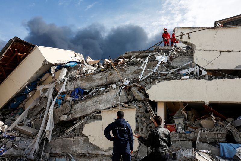 &copy; Reuters. Pessoas buscam por sobreviventes em escombros de hospital destruído por terremoro na cidade turca de Iskenderun
07/02/2023 REUTERS/Benoit Tessier