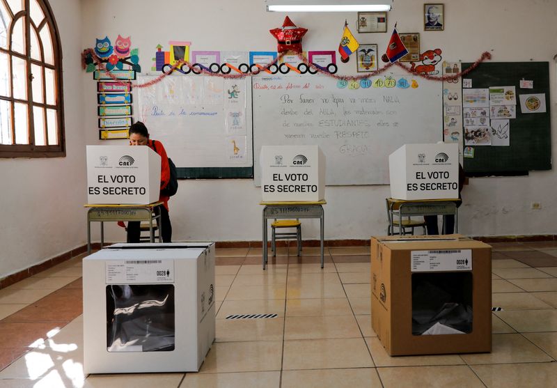 &copy; Reuters. Eleitora equatoriana vota em referendo em Quito
05/02/2023 REUTERS/Karen Toro