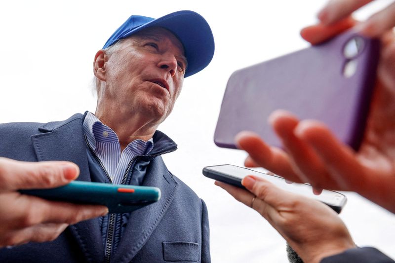 &copy; Reuters. FILE PHOTO: U.S. President Joe Biden speaks with reporters as he returns from a weekend at Camp David to the White House in Washington, U.S. February 6, 2023.  REUTERS/Jonathan Ernst