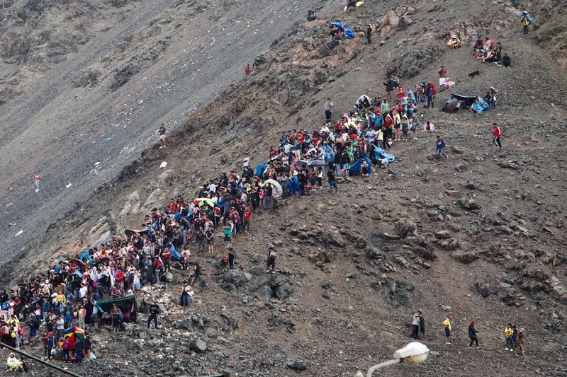 &copy; Reuters. FILE PHOTO: An aerial view shows people watching near a landslide caused by a heavy rains, in Arequipa, Peru February 6, 2023. REUTERS/Oswaldo Charcas 