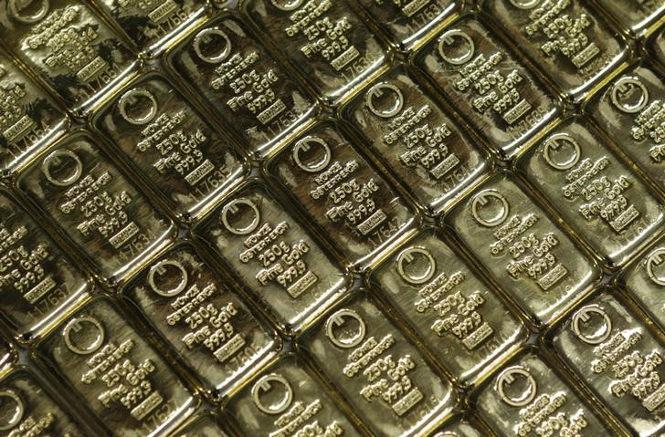 &copy; Reuters. Imagen de archivo de lingotes de oro en la sede de la firma GSA Austria en Viena, Austria. 22 julio 2013. REUTERS/Leonhard Foeger