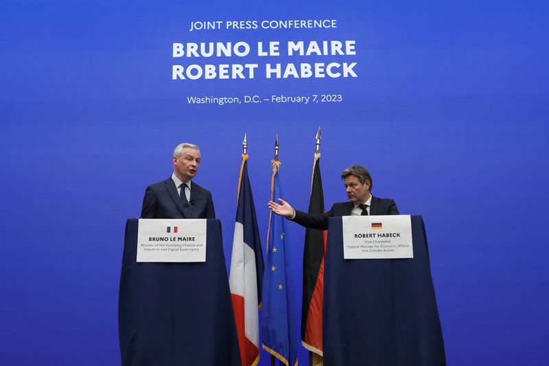 © Reuters. German Economy Minister Robert Habeck and French Minister for Economy, Finance, Industry and Digital Security Bruno Le Maire hold a joint news conference in Washington, U.S., February 7, 2023. REUTERS/Anna Rose Layden