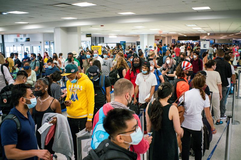 &copy; Reuters. FILE PHOTO: Travellers wait in line for immigration processIing at the Newark Liberty International Airport, in Newark, New Jersey, U.S., July 2, 2021. REUTERS/Eduardo Munoz
