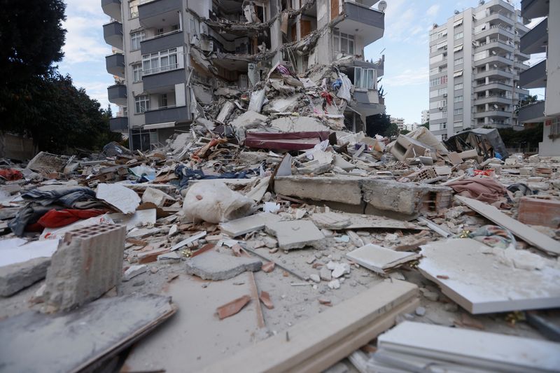 &copy; Reuters. جانب من الدمار الذي لحق بمبنى في مدينة أضنة التركية في صورة يوم الثلاثاء. تصوير: إميلي مادي - رويترز. 