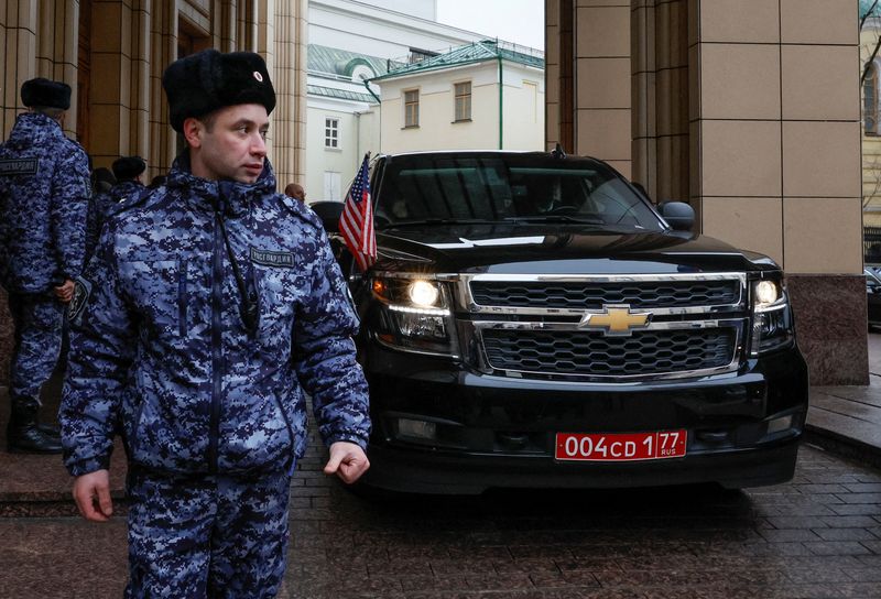 © Reuters. FILE PHOTO: Law enforcement officers stand guard as U.S. ambassador to Russia Lynne Tracy leaves the headquarters of Russia's foreign ministry after a meeting in Moscow, Russia, January 30, 2023. REUTERS/Shamil Zhumatov/File Photo