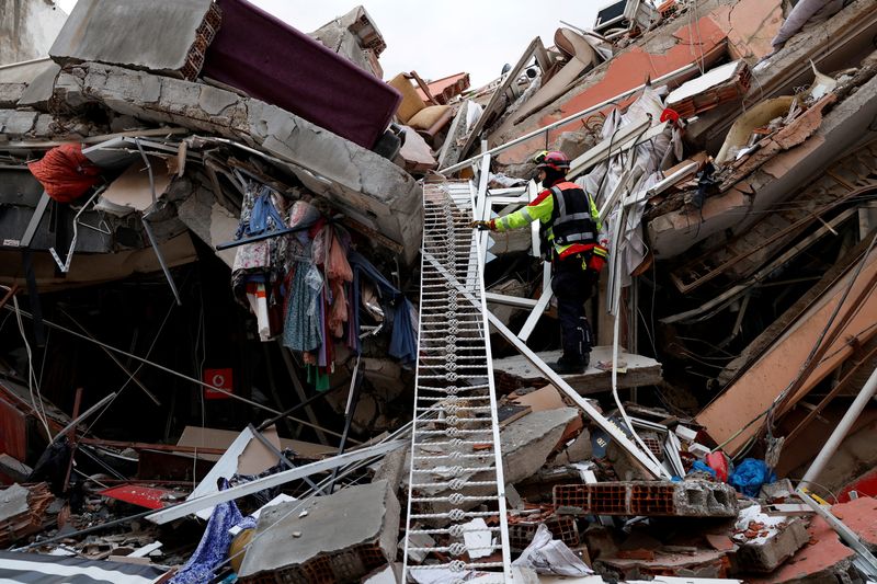 &copy; Reuters. Agente de resgate nos destroços de prédio destruído por terremoto em Kirikhan, na Turquia
07/02/2023
REUTERS/Piroschka van de Wouw