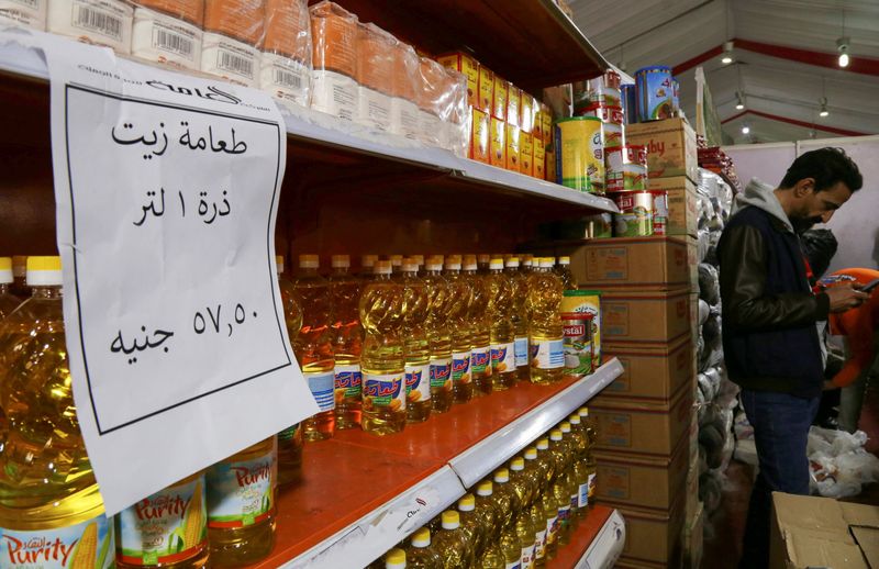 &copy; Reuters. زجاجات زيت طعام في متجر يبيع المواد الغذائية بأسعار مخفضة في الجيزة يوم 28 يناير كانون الثاني 2023. تصوير: هنا حبيب - رويترز.