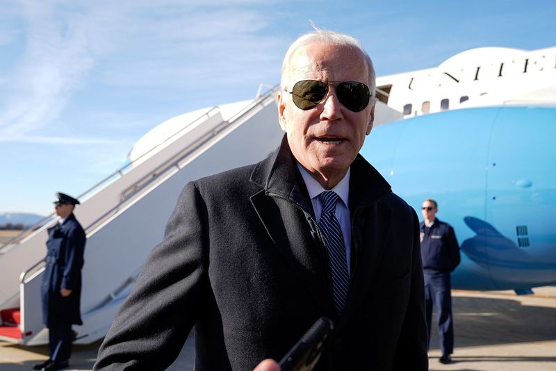 &copy; Reuters. FILE PHOTO: U.S. President Joe Biden speaks to reporters after disembarking from Air Force One en route to Camp David at Hagerstown Regional Airport, Hagerstown, Maryland, U.S., February 4, 2023. REUTERS/Elizabeth Frantz