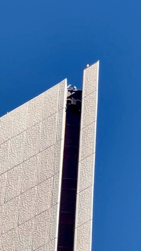 © Reuters. Maison Deschamps climbs Chase Tower in Phoenix, Arizona, U.S. February 7, 2023 in this still image taken from social media video.  Jim Wyatt/via REUTERS