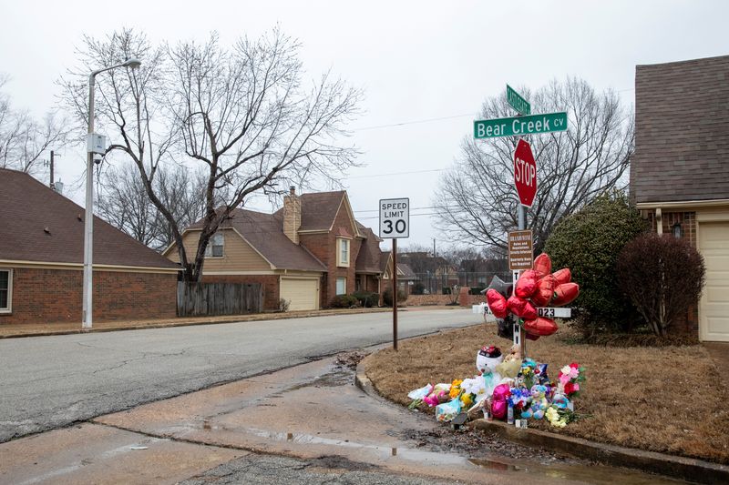 © Reuters. FILE PHOTO: A view shows a memorial for Tyre Nichols at the intersection of Castlegate Lane and Bear Creek Cove in Memphis, Tennessee, U.S., January 30, 2023. This memorial marks the area where Tyre Nichols was beaten during a traffic stop by Memphis police officers. He later died from his injuries.  REUTERS/Alyssa Pointer