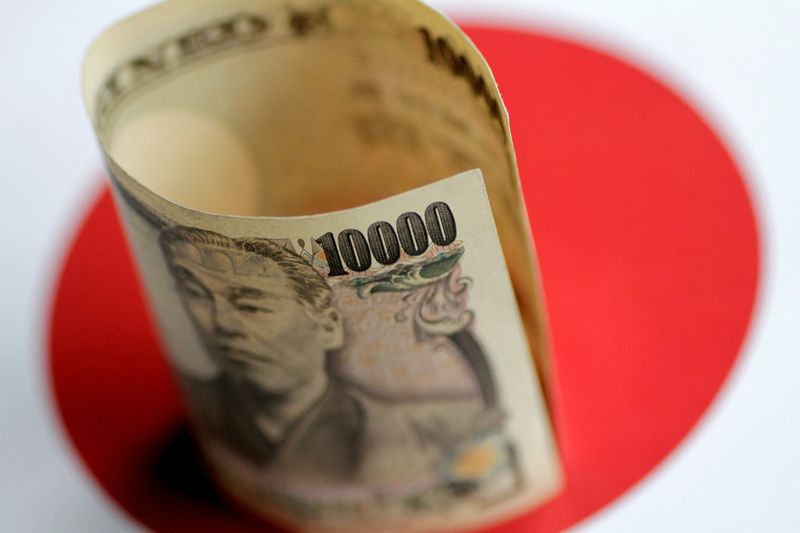 &copy; Reuters. FILE PHOTO: A Japan Yen note is seen in this illustration photo taken June 1, 2017. REUTERS/Thomas White/Illustration/File Photo