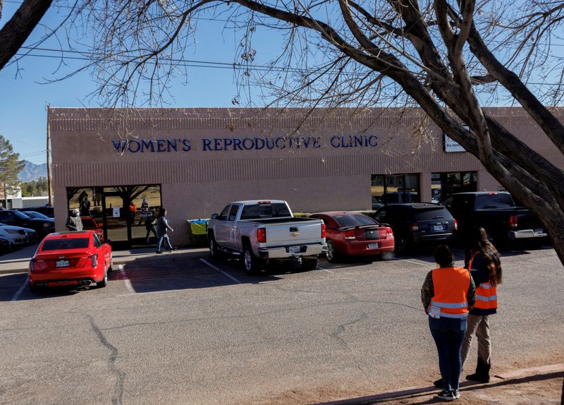 &copy; Reuters. FILE PHOTO: Anti-abortion protestors stand outside Women's Reproductive Clinic of New Mexico, in Santa Teresa, U.S., January 13, 2023. REUTERS/Evelyn Hockstein