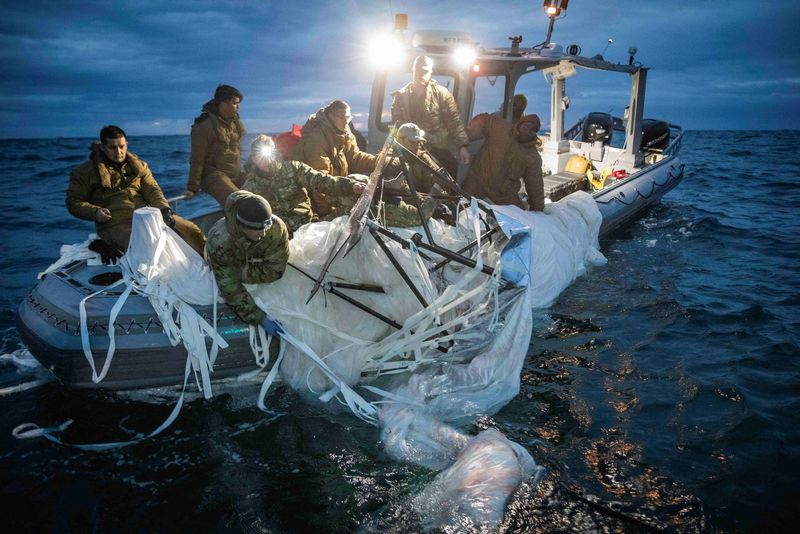 © Reuters. Sailors assigned to Explosive Ordnance Disposal Group 2 recover a suspected Chinese high-altitude surveillance balloon that was downed by the United States over the weekend over U.S. territorial waters off the coast of Myrtle Beach, South Carolina, U.S., February 5, 2023. U.S. Fleet Forces/U.S. Navy photo/Handout via REUTERS