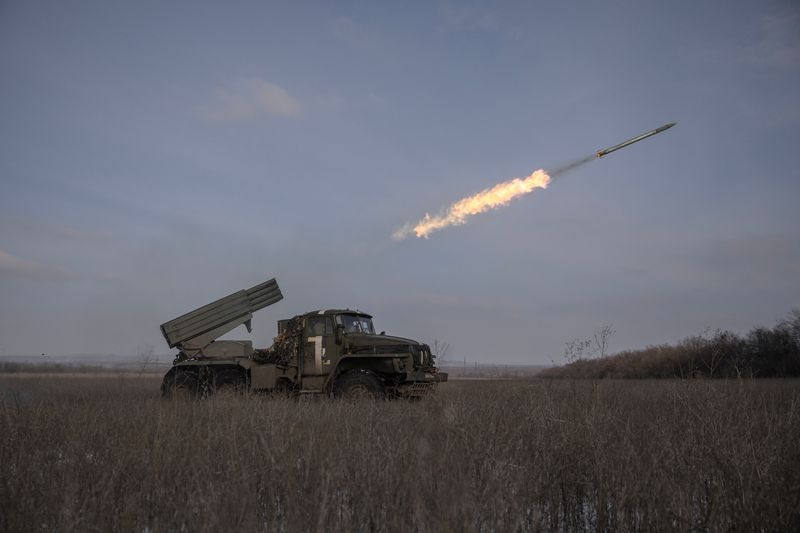 &copy; Reuters. Militares ucranianos disparan un sistema de lanzamiento múltiple de cohetes BM-21 Grad hacia posiciones rusas en una línea del frente cerca de la ciudad de Marinka, en medio del ataque de Rusia a Ucrania, en la región de Donetsk, Ucrania. 7 de febrero,
