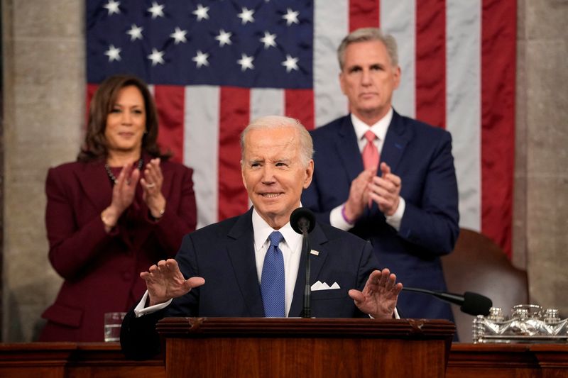 © Reuters. President Joe Biden delivers the State of the Union address to a joint session of Congress at the U.S. Capitol, Tuesday, Feb. 7, 2023, in Washington, as Vice President Kamala Harris and House Speaker Kevin McCarthy of Calif., applaud.  Jacquelyn Martin/Pool via REUTERS