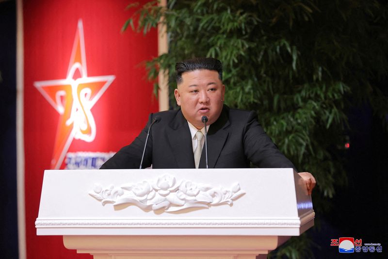 &copy; Reuters. 　２月８日、北朝鮮の金正恩朝鮮労働党総書記（写真）は７日、朝鮮人民軍創建７５年を記念する軍の宴会に出席し、兵士らをたたえるとともに軍の強化を呼びかけた。提供写真（２０２３