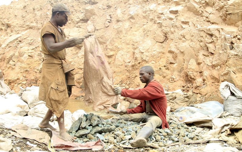 &copy; Reuters. FILE PHOTO: Artisanal miners work at a cobalt mine-pit in Tulwizembe, Katanga province, Democratic Republic of Congo, November 25, 2015. REUTERS/Kenny Katombe/File Photo