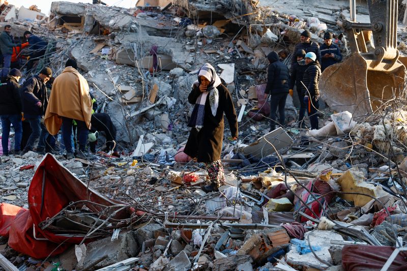 © Reuters. A woman looks at the destruction following an earthquake in Kahramanmaras, Turkey, February 8, 2023. REUTERS/Suhaib Salem