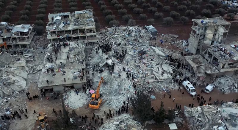 &copy; Reuters. مبان مدمرة وعمليات إنقاذ بعد الزلازل بمدينة حلب في سوريا يوم الثلاثاء. صورة أخدت من مقطع فيديو متداول على وسائل التواصل الاجتماعي. صورة لروي