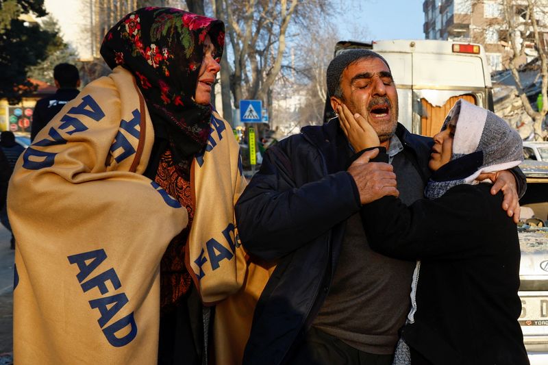 &copy; Reuters. أشخاص يبكون بسبب حصار أقاربهم تحت الأنقاض جراء الزلزال في مدينة قهرمان مرعش بتركيا يوم الأربعاء. تصوير: صهيب سالم – رويترز.