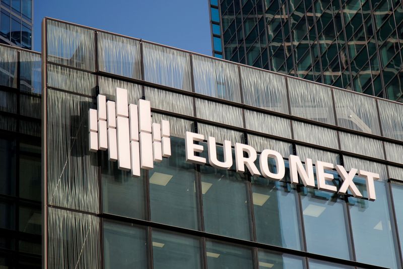 &copy; Reuters. Le logo d'Euronext est visible sur le siège du quartier d'affaires et financier de La Défense, à Courbevoie, près de Paris. /Photo prise le 21 novembre 2019/REUTERS/Charles Platiau