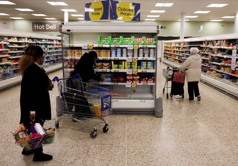 &copy; Reuters. FOTO DE ARCHIVO: Clientes en un supermercado Tesco Extra en Londres, Reino Unido, 10 de febrero de 2022. Foto tomada el 10 de febrero de 2022. REUTERS/Paul Childs