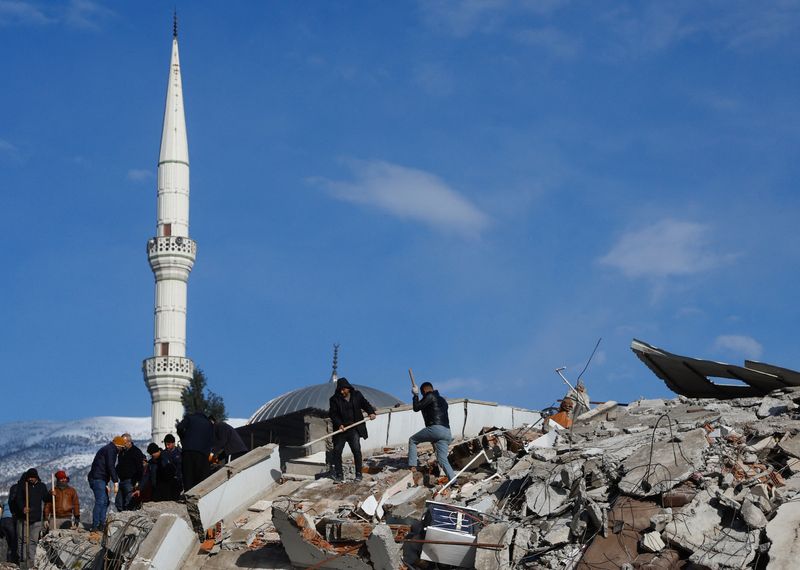 &copy; Reuters. Equipos de rescate trabajan en el lugar de un edificio dañado tras un terremoto mortal en Kahramanmaras, Turquía, 8 de febrero de 2023. REUTERS/Suhaib Salem