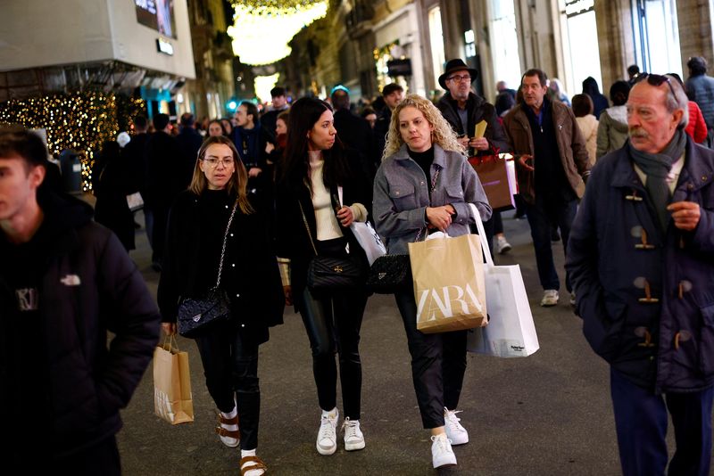 &copy; Reuters. FILE PHOTO: Shoppers walk along a shopping street ahead of Christmas in Rome, Italy, December 23, 2022. REUTERS/Guglielmo Mangiapane