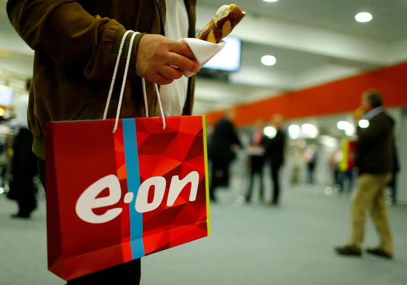 &copy; Reuters. FOTO DE ARCHIVO: Un accionista lleva una bolsa con el logo de E.ON durante la junta anual de accionistas de la compañía en Essen, Alemania, el 10 de mayo de 2017. REUTERS/Thilo Schmuelgen/Foto de archivo