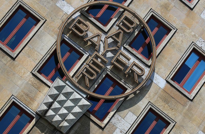 &copy; Reuters. FILE PHOTO: The logo of Bayer AG is pictured at the facade of the historic headquarters of the German pharmaceutical and chemical maker in Leverkusen, Germany, April 27, 2020. REUTERS/Wolfgang Rattay/