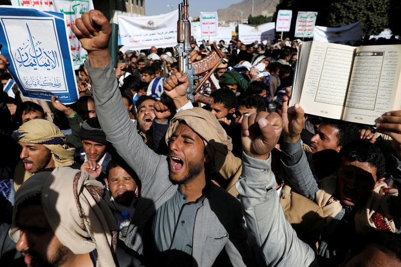 © Reuters. FILE PHOTO: Houthi supporters rally to denounce the burning of a copy of the holy Koran during Sweden protests, in Sanaa, Yemen January 23, 2023. REUTERS/Khaled Abdullah/File Photo