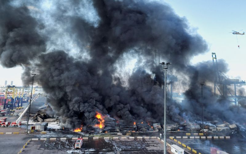 © Reuters. لقطة جوية لدخان متصاعد ودمار في ميناء إسكندرون التركي يوم الأربعاء. تصوير: جوجليلمو مانجيابان -رويترز.