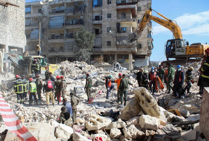 &copy; Reuters. Equipos de rescatistas argelinos y soldados sirios buscan supervivientes entre los escombros de un edificio derrumbado por el terremoto en Alepo, Siria. 8 febrero 2023. REUTERS/Firas Makdesi