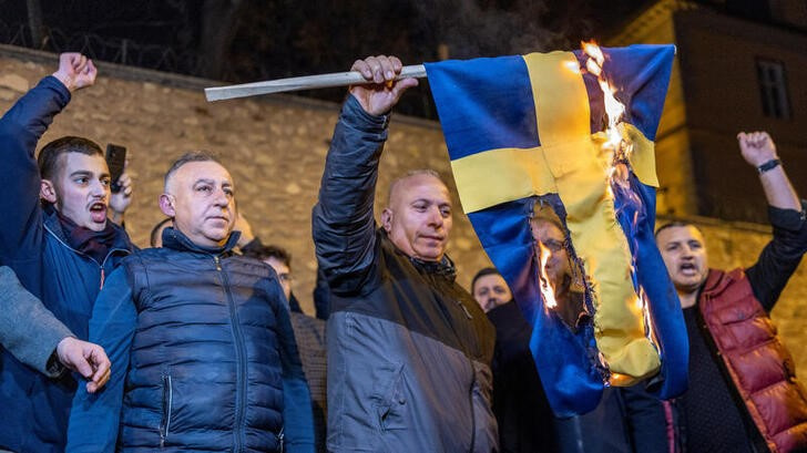 &copy; Reuters. Imagen de archivo de manifestantes quemando la bandera de Suecia durante una manifestación frente a la embajada sueca en Estambul, Turquía. 21 enero 2023. REUTERS/Umit Bektas