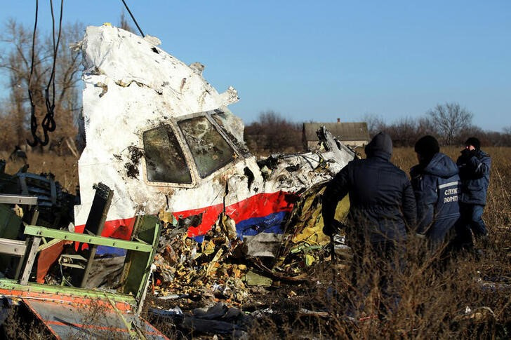 &copy; Reuters. Imagen de archivo de trabajadores locales transportando un pedazo de fuselaje del vuelo MH17 de Malaysia Airlines, derribado sobre la localidad de Grabovo, en la región de Donetsk, Ucrania. 20 noviembre 2014. REUTERS/Antonio Bronic