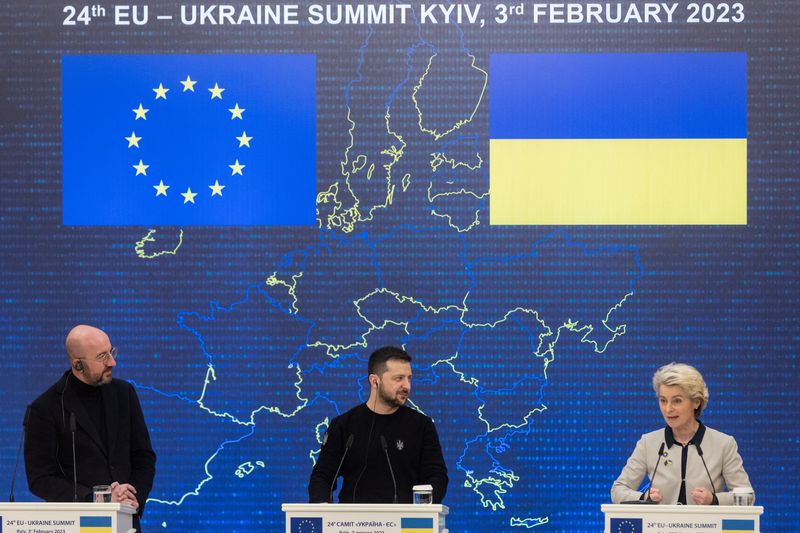 &copy; Reuters. FOTO DE ARCHIVO. El presidente de Ucrania, Volodímir Zelenski, la presidenta de la Comisión Europea, Ursula von der Leyen, y el presidente del Consejo Europeo, Charles Michel, asisten a una rueda de prensa tras la cumbre de la UE, mientras continúa el 