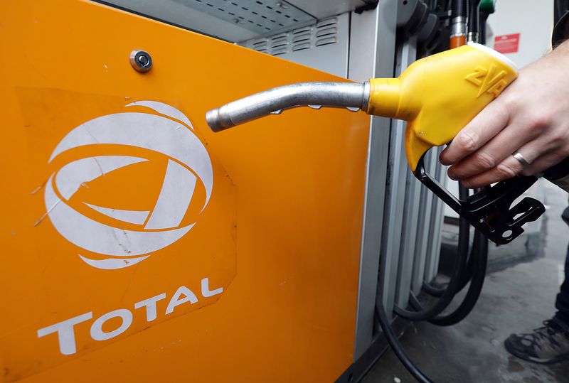 &copy; Reuters. Un client tient une pompe à essence alors qu'il fait le plein de sa voiture dans une station Total à Nice. /Photo prise le 9 février 2017/REUTERS/Eric Gaillard