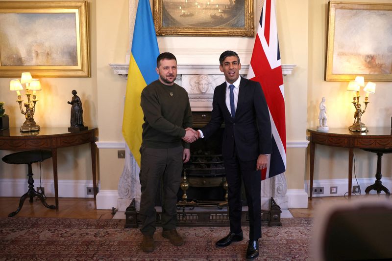 &copy; Reuters. رئيس الوزراء البريطاني ريشي سوناك يستقبل الرئيس الأوكراني فولوديمير زيلينسكي في 10 داونينج ستريت في لندن يوم الأربعاء. صورة لرويترز من ممثل 