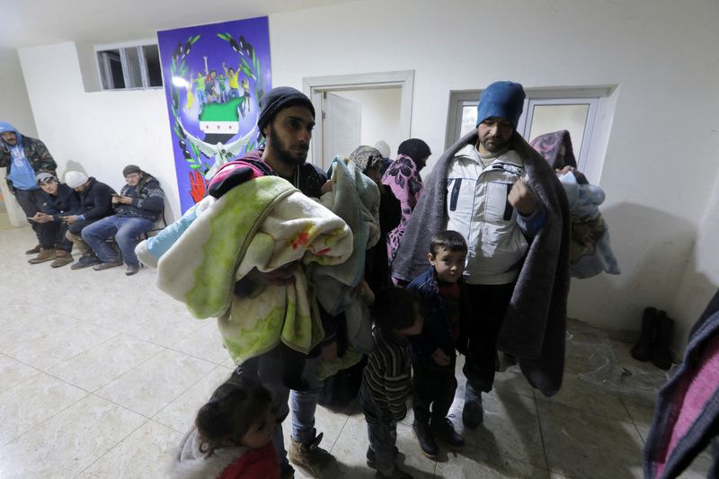 &copy; Reuters. أشخاص يصلون إلى مأوى مؤقت للنازحين داخل مركز رياضي في مدينة أعزاز التي تسيطر عليها المعارضة بسوريا في السادس من فبراير شباط 2023 في أعقاب الزل