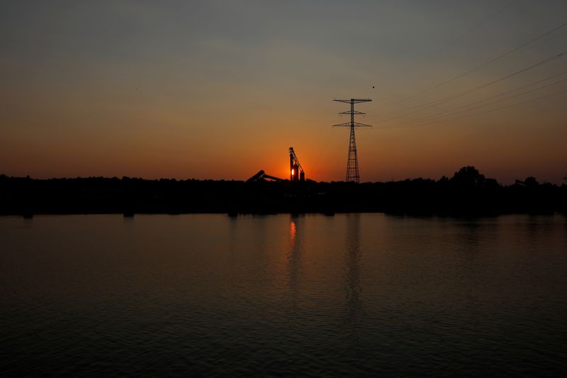 &copy; Reuters. Elevadores de grãos da Bunge no Rio Ohio. 16 de setembro de 2017.   REUTERS/Brian Snyder/File Photo