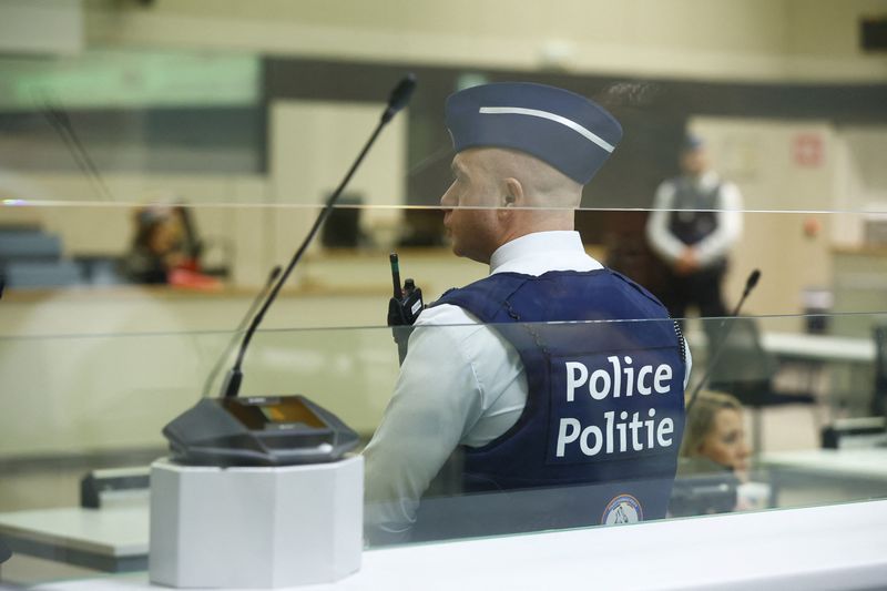 &copy; Reuters. FOTO DE ARCHIVO. Imagen referencial de un agente de policía en una sala del edificio Justitia de Bruselas, Bélgica. 30 de noviembre de 2022. Stephanie Lecocq/Pool vía REUTERS