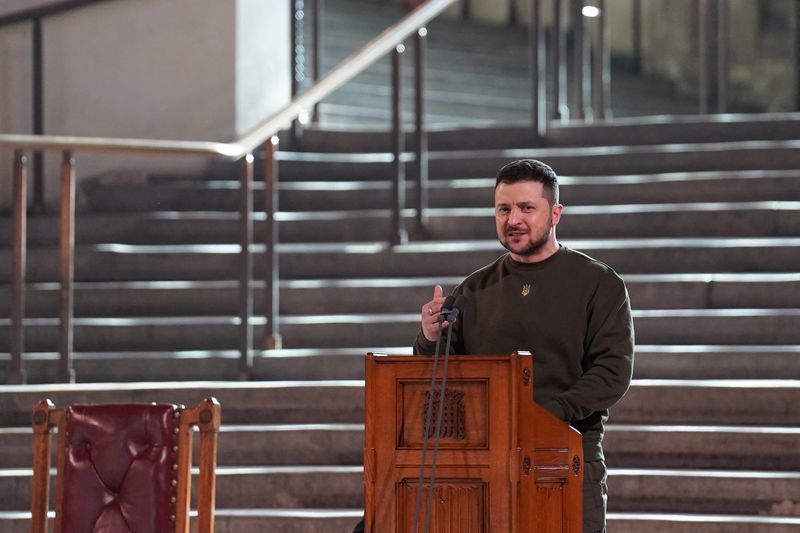 &copy; Reuters. El presidente de Ucrania, Volodímir Zelenski, se dirige a los parlamentarios británicos durante su primera visita a Reino Unido desde la invasión rusa de Ucrania en Westminster Hall, Londres, Reino Unido. 8 de febrero de 2023. Stefan Rousseau/Pool vía