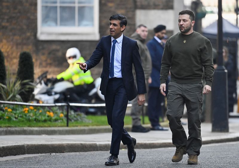 &copy; Reuters. El presidente ucraniano, Volodímir Zelenski, y el primer ministro británico,   Rishi Sunak, caminan juntos fuera del número 10 de Downing Street en Londres, Reino Unido, Febrero 8, 2023. REUTERS/Toby Melville