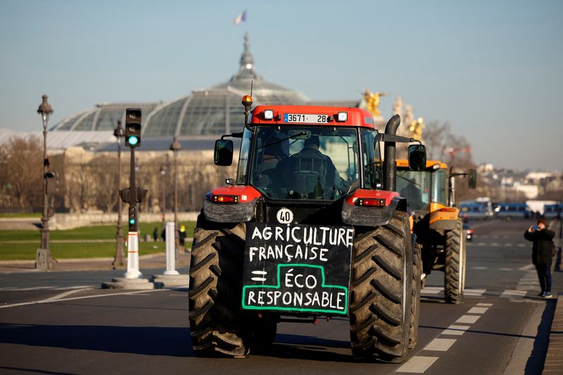 &copy; Reuters. Agricultores franceses dirigem seus tratores durante protesto por regulamentações ambientais, em Paris, França
08/02/2023
REUTERS/Sarah Meyssonnier