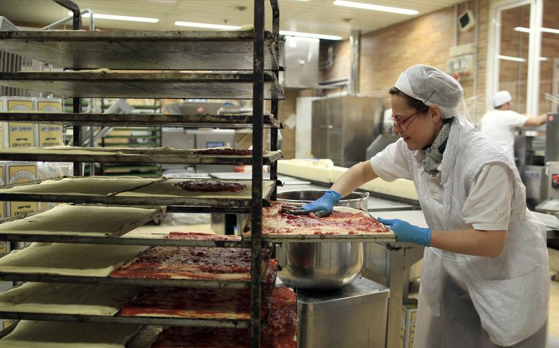 &copy; Reuters. FILE PHOTO: An employee prepares pizzas at a supermarket in Parma, Italy, April 22, 2012.