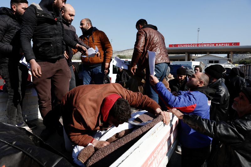 &copy; Reuters. Relatives surround a truck carrying bodies of Syrians killed in an earthquake in Turkey, upon their arrival through the border crossing of the Cilvegozu border gate, Turkey, February 8, 2023. REUTERS/Benoit Tessier
