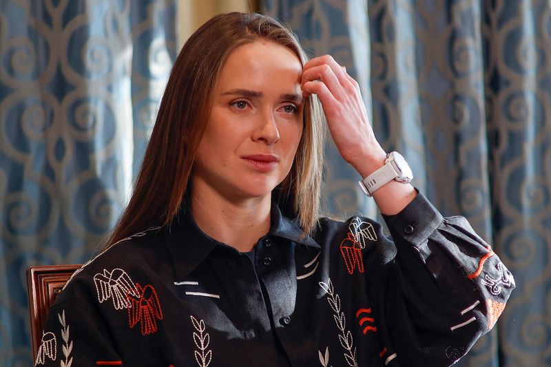 &copy; Reuters. لاعبة التنس الأوكرانية إيلينا سفيتولينا خلال مقابلة مع رويترز في كييف يوم الأربعاء. تصوير:  فالنتين أوجيرينكو - رويترز.