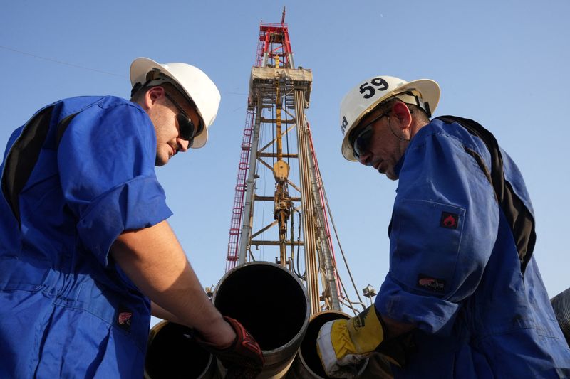 &copy; Reuters. Des ouvriers travaillent sur un site de forage dans un champ pétrolifère à Bassorah, en Irak. /Photo prise le 5 juillet 2022/REUTERS/Essam Al-Sudani